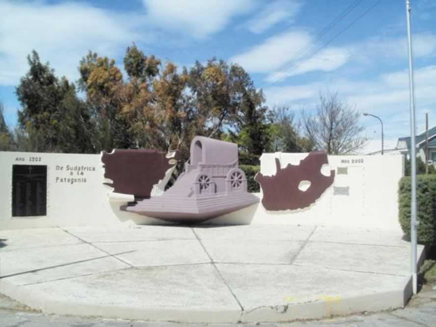 Dié gedenkplaat is in 2002 opgerig om die 100ste herdenking van die koms van Afrikaners na Patagonië te vier. Op die plaat staan: “Eer jou vader en jou moeder”.