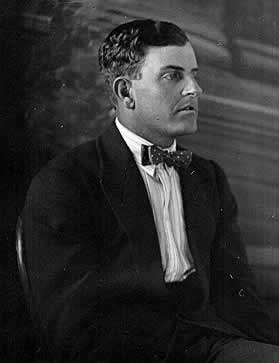 Andreas Gerhardus Christiaan Visagie as jongman. Hy het sy linker oog as kind verloor toe hy 'n koel in 'n vuur gegooi het. Hier kyk hy weg sodat dit nie op die foto sou wys nie.