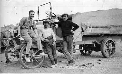 Andreas Gerhardus Christiaan Visagie saam met Argentynse vriende by die vragmotor wat hy opgebou het.