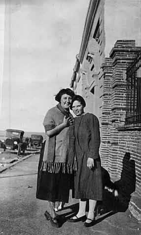 Petronelle Visagie (regs) met 'n vriendin, Lulu, in Commodoro Rivadavia